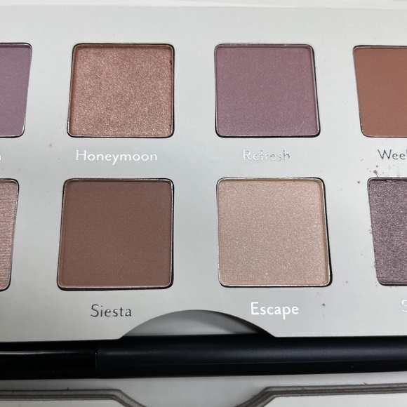 Cargo "Take Me Away!" 12 Pan Eye Shadow Palette W/Dual-Ended Brush 0.8g NIB - Picture 7 of 10